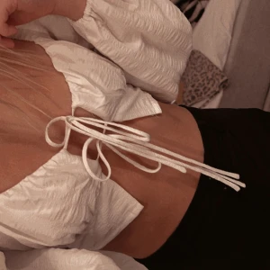 Vit topp  - Vit topp med snörning i fram🌸 Aldrig använd 💕