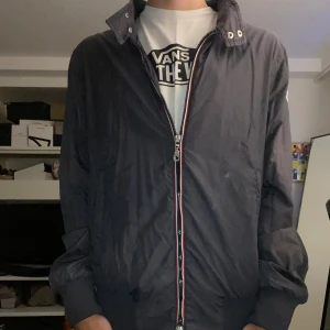 Marinblå vindjacka från Moncler - Snygg och stilren windbreaker från moncler. Storlek 2 motsvarande S. Killen på bilden är 175 och den sitter i princip perfekt skulle säga att den passar mellan 167-180. Den är i en urtvättad marinblå färg som är väldigt snygg, perfekt till våren. Inga defekter. Hör av dig vid frågor.