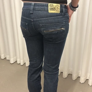 Lågmidjade bootcut jeans - Unika jeans med coola detaljer från Crocker!⚡️ midjemått 39cm innerbenslängd 79cm