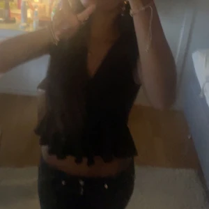 Jätte gullig volang topp - Snygg svart ärmlös topp med volangdetaljer, perfekt till fest och en sommardag! 💓skriv för mer infooo