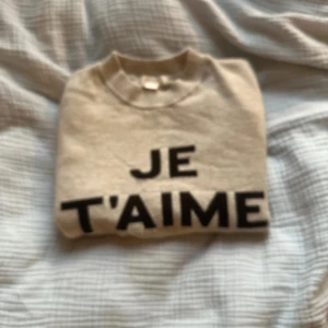 ”Je t’aime tröja” - Jätteskön tröja från Gina Young i storlek 146-152💗