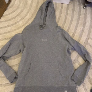Fyra olika hoodies - Grå hoodie från Les Deux (storlek XL), en svart hoodie från Les Duex (storlek XL), en vit hoodie från Calvin Klein (storlek L), en grå hoodie från Morris (storlek XL). 400kr för allt, kan säljas styck men då är de 150kr styck. 