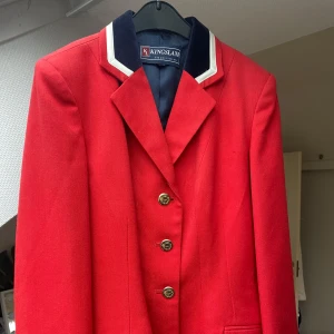 Ridkavaj från Kingsland - Riktigt fin kavaj från Kingsland. Använd på fåtal tävlingar, inga defekter alls! Lämpar sig bäst till dressyr då materialet är lite tjockare.