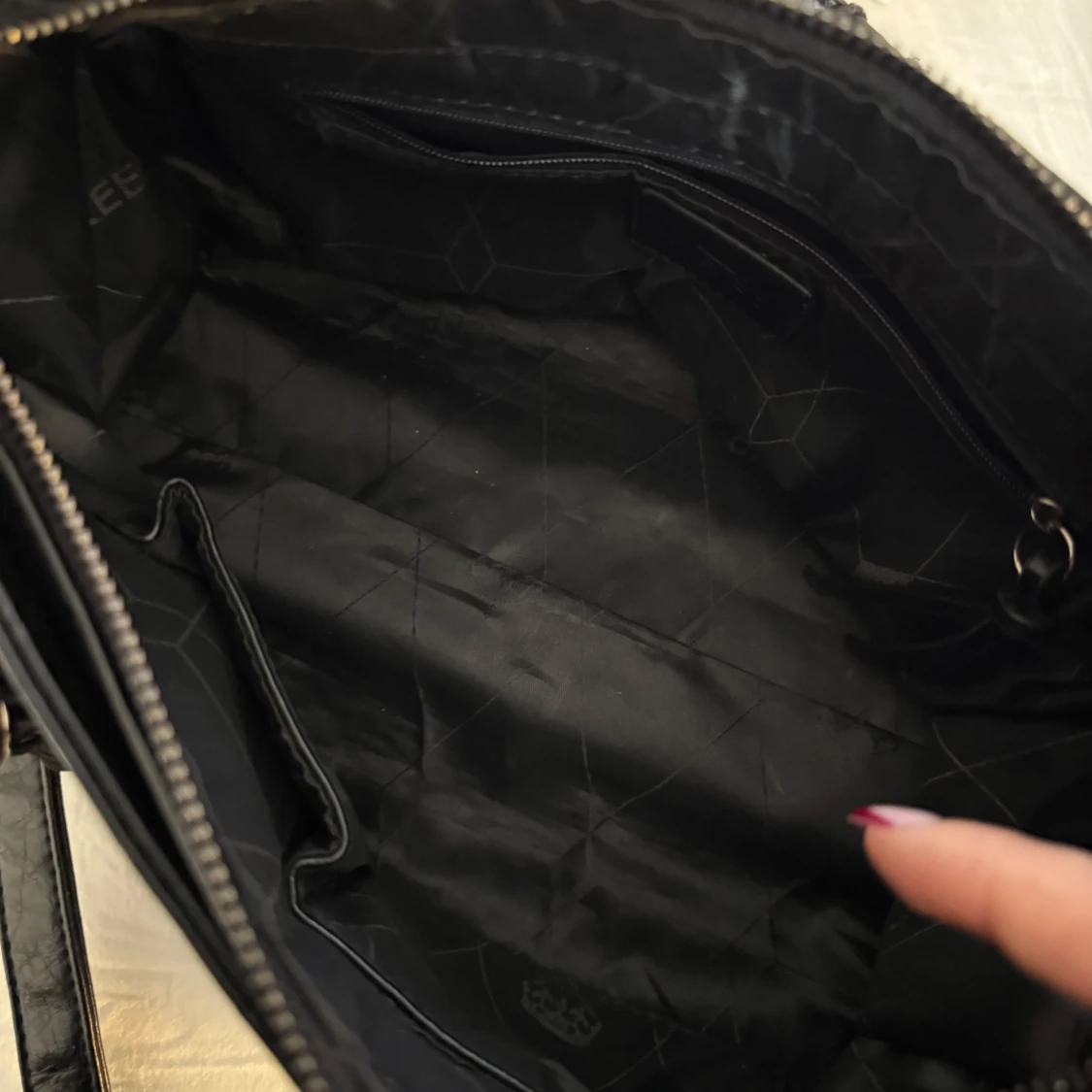 Svart skinnväska med axelrem - 90