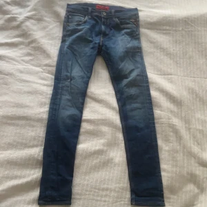Replay Jeans - Snygga mörkblåa replay jeans. Säljer dem för att dem är för små för mig. Dem sitter ganska skinny. Har aldrig använt dem innan.