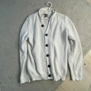 Cardigan/ kofta - Go vit cardigan i riktigt bra skick iprincip som ny. Har fler liknande i profilen och ja skickar spårbart via PostNord. Hör av er vid funderingar. Allt gott // Armadio