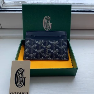 Korthållare - Elegant marin blått kortfodral  med det ikoniska mönstret. Tillverkat i Frankrike med textil och detaljer i läder. Perfekt för att hålla dina kort organiserade med stil. Skriv vid minsta fråga eller fundering💯👍