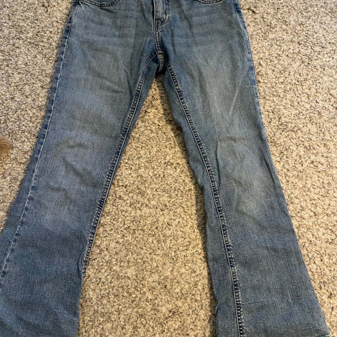 Blå jeans med bootcut