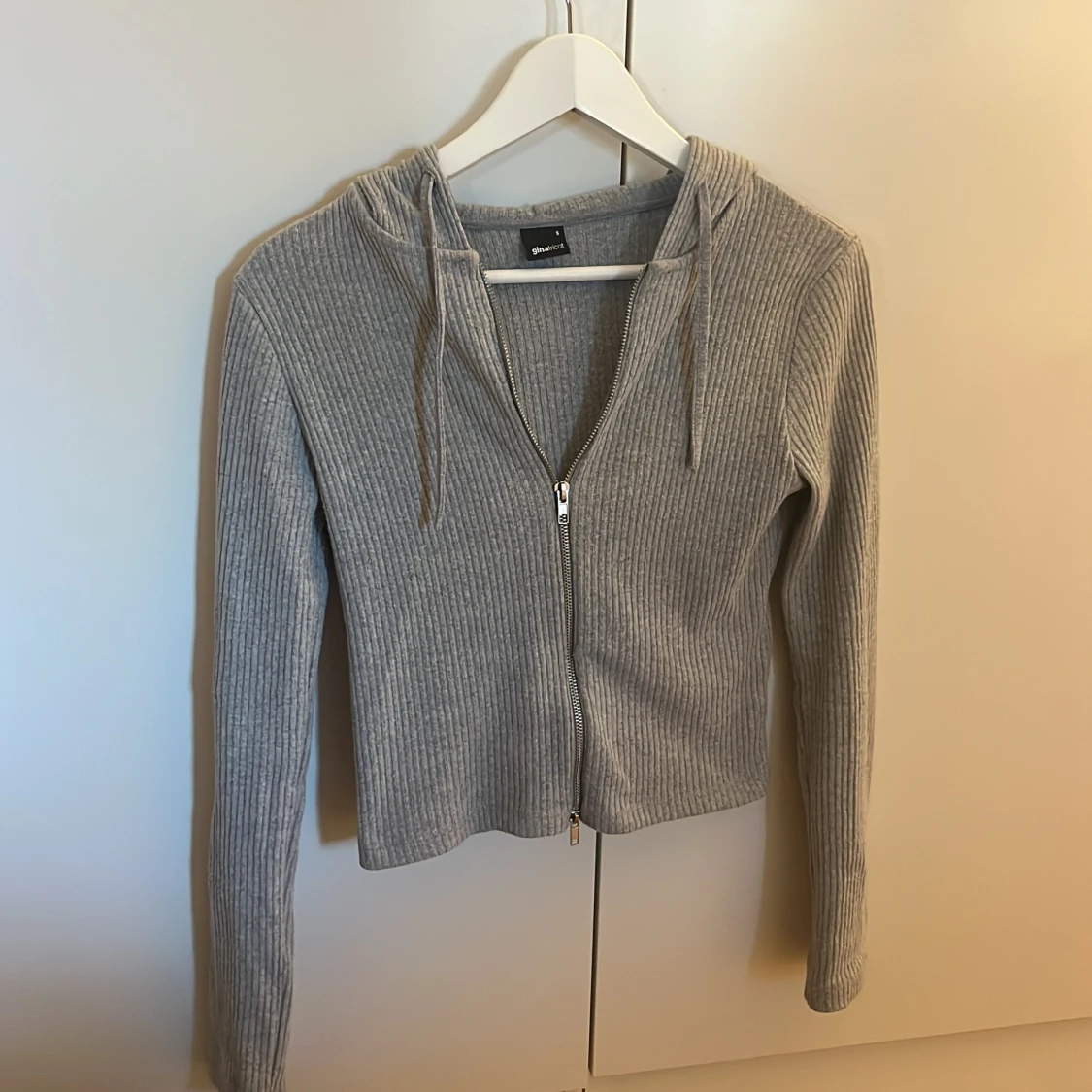 Grå ribbad zip tröja från Gina Tricot - 90