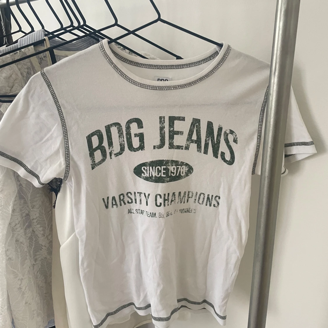 Vit t-shirt med gröna detaljer från BDG Urban Outfitters