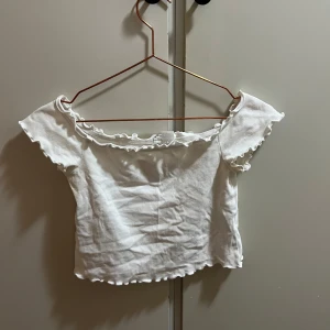 Topp offshoulder - Säljer denna somriga off shoulder topp ifrån Gina. Den är i bra skick! Är mindre u storleken så passar även XS