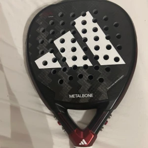 Adidas metalbone 3.3 2024 - Säljer nu mitt metalbone rack eftersom att den inte riktigt passar min stil. Har använt den 3 gånger och har inga defekter. Den kommer med nyckel till vikterna och ramskydd som redan sitter på😁Skriv gärna vid intresse!