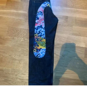 Evisu Jeans - Väldigt fina Evisu Jeans. Sparsamt använda stl 33×34. Jag skulle säga lite korta i modell, passar dem som är 175-180cm långa. Byxorna finns i Stockholm 