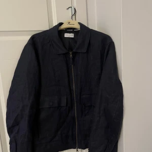 Linnejacka från These Glory Days - .sjukt fet linnejacka från these glory days. Passar bra till våren eller släng på den över en fet skjorta en sommarkväll. Storlek large. Hör av dig vid funderingar.🫡