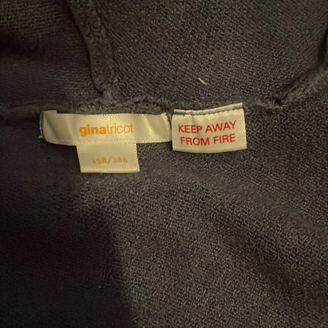 Mörkgrå hoodie från Gina Tricot - 90