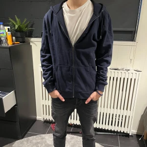 Zip hoodie  - Säljer den här halfzipen för har köpt kläder som bytt ut den, använd men i bra skick. Storlek L men passar M. Priset är diskuterbart.