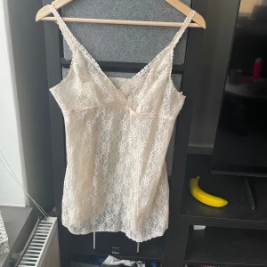 Vintage spets linne - Köpt secondhand. Skulle säga storlek xs/s. Det är bara att trycka på köp så skickar jag den samma dag💕
