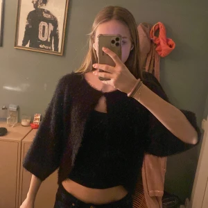 Svart tröja från KappAhl - Mysig svart tröja från KappAhl i storlek XS/S. Tröjan har en fluffig textur och trekvartsärmar, perfekt för en stilren look. Passar bra till både jeans och kjol. Har lite glitter i sig jätte fin. 