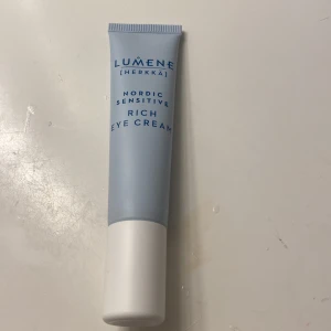Lumene Rich Eye Cream - En mild och närande ögonkräm från Lumene. Kommer i en ljusblå tub med vit kork. Formulerad för att återfukta och lugna det känsliga området runt ögonen.