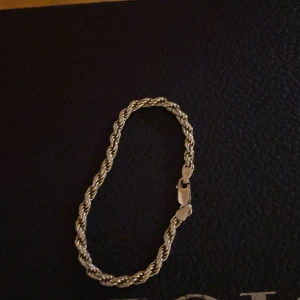 Silver armband  - Cordell armband i 925 silver säljer de för de var för stort går att fixa i affär förmodligen de är 20 cm långt. Har 925 stämpel men man kunde inte riktigt se de på bilden. Köpt för 1200