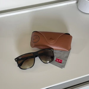  Ray-Ban boyfriend - Fräsha raybuunds i bra skick. Mörkbrun färg p bågen o fade p glaset