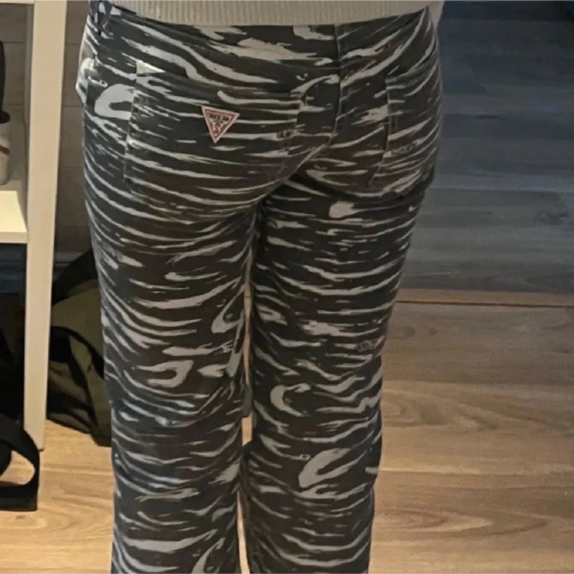 Zebramönstrade byxor från Guess - 93