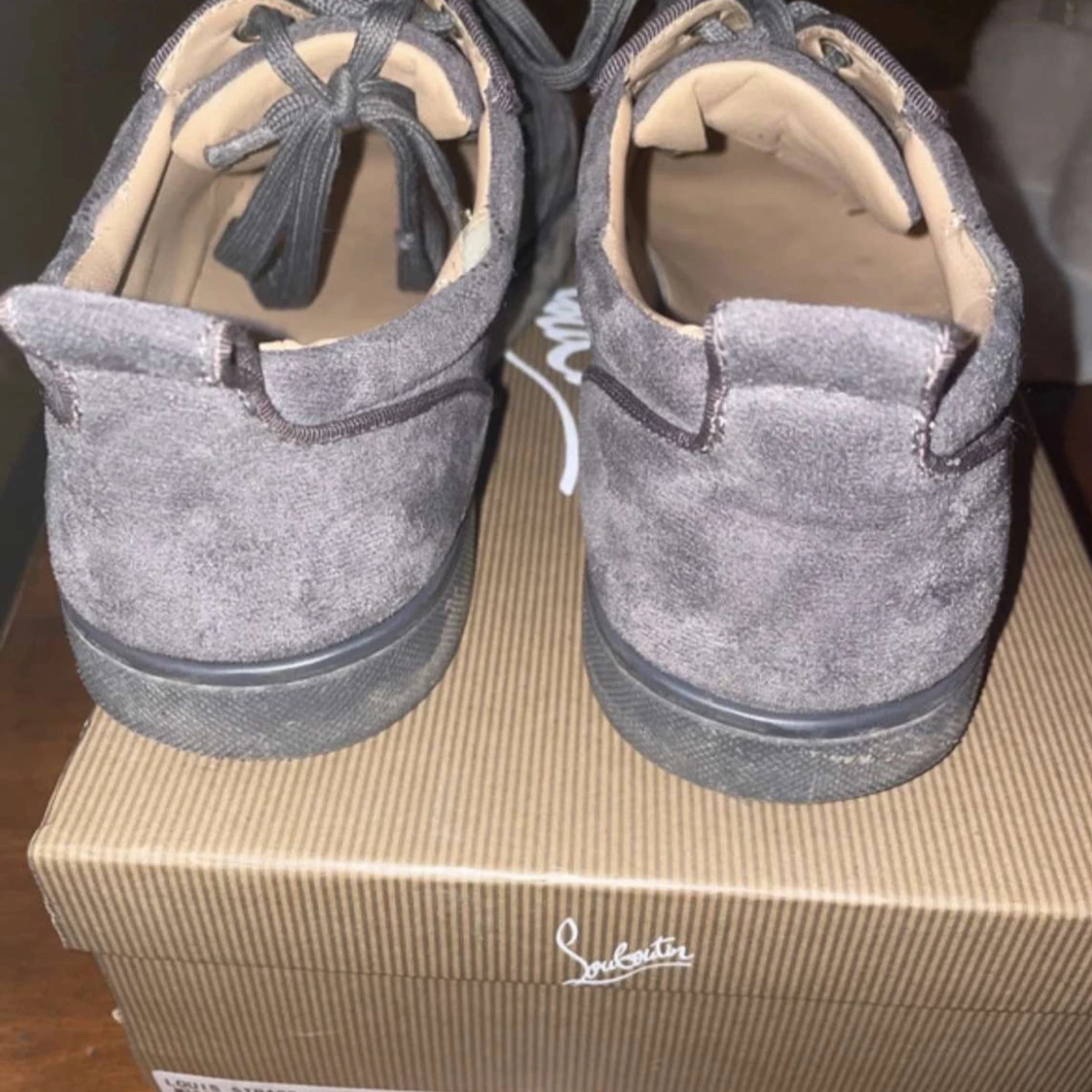 Grå mockasneakers från Christian Louboutin - 92