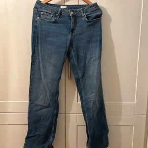 Blå jeans från nelly - Snygga blå jeans från nelly med klassisk femficksdesign och knappgylf. Perfekta för en avslappnad stil. Jätte mjuka!! Säljer då dom är för småa på mig nu. De är i straigth fit. 