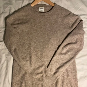 Beige kashmirtröja från John Henric - Säljer en lyxig beige kashmirtröja från John Henric. Tröjan har en klassisk design med rund hals och långa ärmar, perfekt för att hålla dig varm och stilren under kyliga dagar. Ett måste i garderoben för den som älskar kvalitet och komfort. Skick 9/10 knappt använd! Xs passar definitivt S. Pris kan diskuteras!