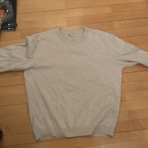 Beige tröja från Zara - Säljer en stilren beige tröja från Zara. Tröjan är i storlek L och sitter bra. Säljer tröjan då den har blivit för liten. Va inte rädda att höra av er. 