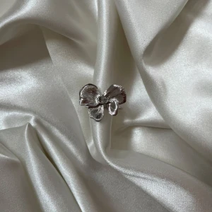 Lovisa ring  - 55kr/st, justerbar och rostfri vilket innebär att den inte färgar av sig eller tappar färg💞 Beställ via Plick eller Ebnorth.quickbutik.se🤗