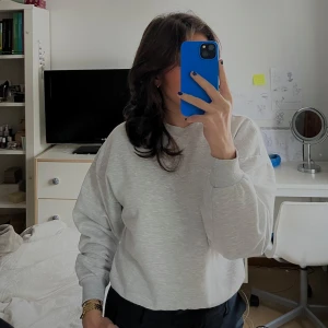 Basic sweatshirt - Stilren grå basic sweatshirt från gina❣️Sparsamt använd, säljer då den inte längre kommer till användning! Strl XS men passar även S
