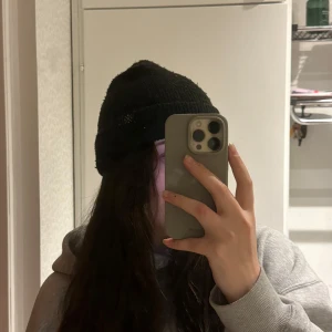 Mössa, Dope - En mössa från Dope, lite sliten i tyget, men har hållt formen bra! Svart.