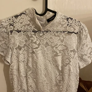 vit spets klänning - en fin spetsklänning som inte används, ser lite använd ut på vissa ställen men annars jätte bra skick. skriv för mer info eller bilder 💕storlek xl men skulle säga att de är m