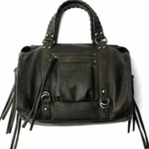 BRUN* bherska väska - Snygg handväska i skinn med coola fransdetaljer och dragkedja. Perfekt för att ge din outfit en edgy touch. Väskan har robusta handtag och stilrena metalldetaljer. OBS!!!!!!!!! Det är samma väska i en mörkbrun färg jag säljer 