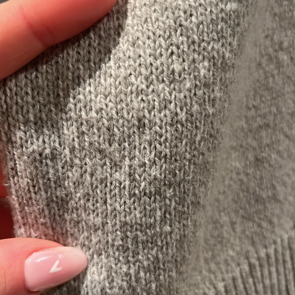 Superfin stickad polotröja. Lite grann croppad men funkar fint med jeans till utan att man visar magen! Knappt använd så därför i fint skick! Hör av er vid fler bilder eller frågor!. Neuleet.