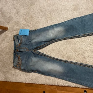 Blå jeans med broderade bakfickor - Snygga blå jeans med unika broderade detaljer på bakfickorna. De har en klassisk straight passform och är perfekta för en avslappnad stil. Jeansen har en lätt tvättad look.  Aldrig använda pga passade inte mig köpte dom på nätet bara testa hemma