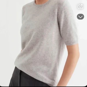 Grå kashmir t-shirt Soft Goat - Säljer en mjuk och stilren grå kashmirtröja med korta ärmar. Perfekt för en elegant och bekväm look. Från soft goat!