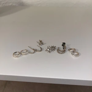 Set med silverörhängen - Säljer ett set med stilrena silverörhängen i olika designer. Totalt inköpspris ca 1200kr. Olika skick 