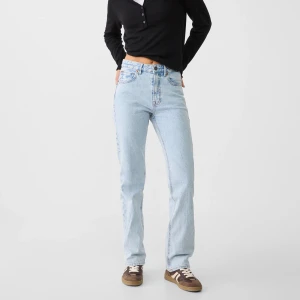 Ljusblå jeans - Snygga ljusblå jeans med en klassisk straight fit. De är lite stora i midjan för mig (eu 36) så de sitter lågmidjat på mig. De når dessutom ner till marken (jag är 169 cm) Orginalpris: 379kr