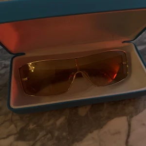 Solglasögon  - Solglasögon av corking eyewear i collab med systrarna Ankerman. Inte repor. Mycket fint skick. 