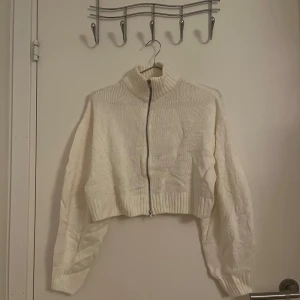 Vit stickad kofta från H&M - Använd några gånger.