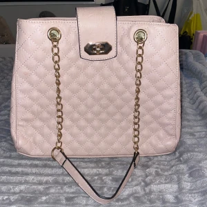 Handväska - Mycket söt handväska som aldrig använts, endast hängt på en krok hela tiden. Nypris är osäkert. 