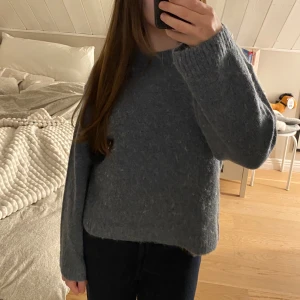 Gråblå stickad från Gina🩷 - Mysig grå stickad tröja från GinaTricot💓 Knappt använd och i jättefint skick. Skriv vid fler frågor och funderingar💞