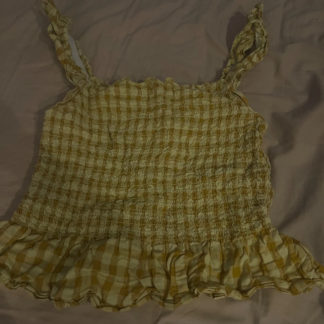 Gul rutig topp med volang