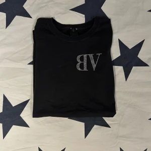 BVALDI SHOP T-shirt  - En svart T-shirt från bvaldi. Super bra skick fast det är några få rhinestones som har ramlat av på ryggen. Original pris 499 :-  kan diskutera pris och sänka under snabb affär.