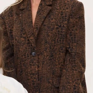 SÖKER! Brun mönstrad kavaj från Lis Bonne Atelier - Söker efter denna kavaj från Lis Bonne i storlek XXS/XS, skriv gärna om du går i tankar på att sälja!!