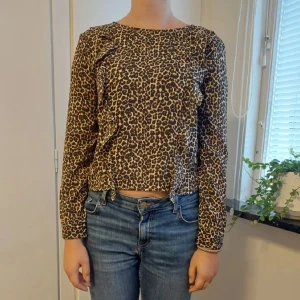 Snygg leopardmönstrad blus!! - Säljer denna snygga leopardmönstrade blusen från Cubus!!🤗 Använd fåtal gånger och är i fint skick förutom att knappen har lossnat därbak🥰