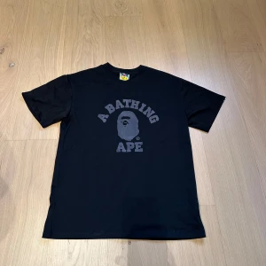 Bape T-Shirt - nyskick - Bathing ape tshirt i nyskick🔥. Storlek L men passar snarare lite oversized M 