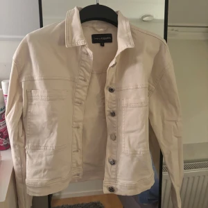 Vit jeansjacka - Vit jeansjacka från kappahl i storlek S. Väldigt fint skick, använd någon enstaka gång. Lite kortare i modellen!